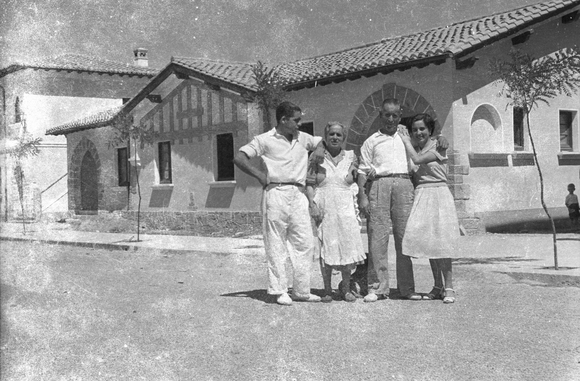 Los primeros vecinos y vecinas llegan al barrio en 1953.