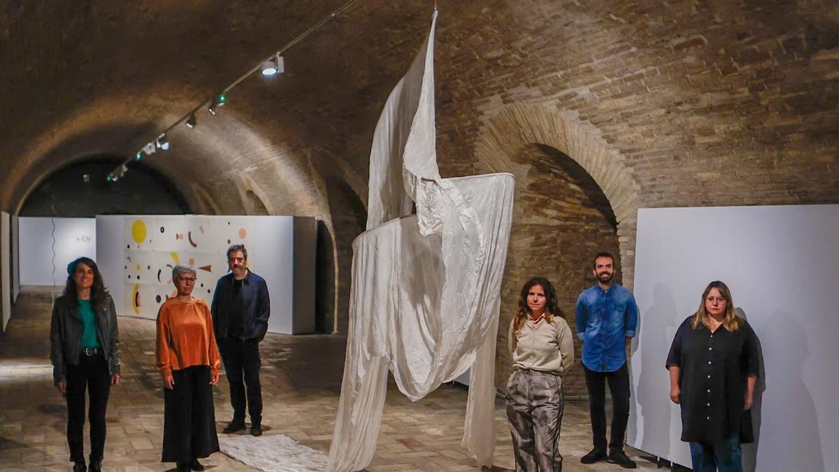 Presentación de la muestra, con una de las obra de Rosa Tharrats en primer plano.