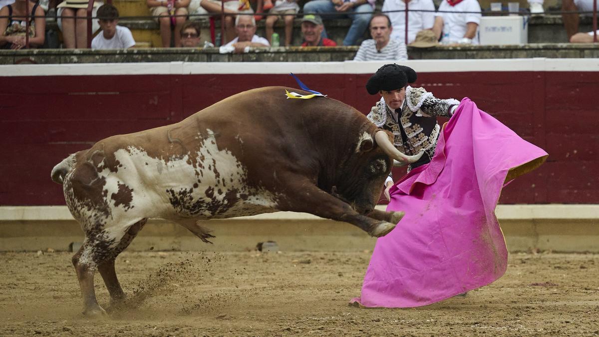 ‘Calino’, salinero , el 4º, acomete con las manos por delante a Damián.