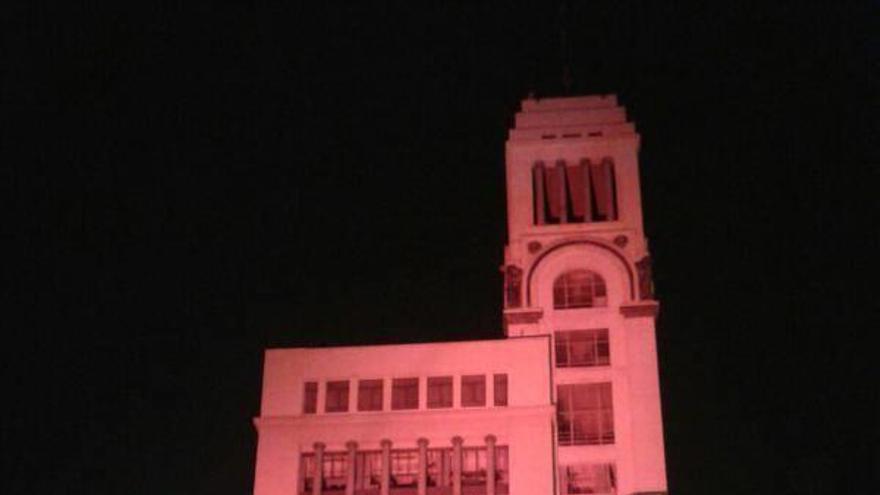 Cola-Cola tiñe de rojo edificios emblemáticos del centro de Madrid.