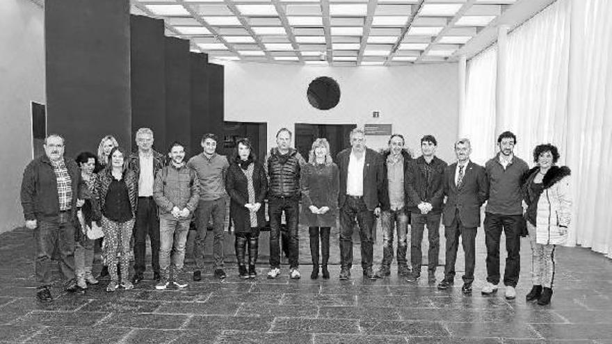 Las autoridades y los invitados institucionales en una foto previa al arranque de las jornadas en el Museo de Navarra.