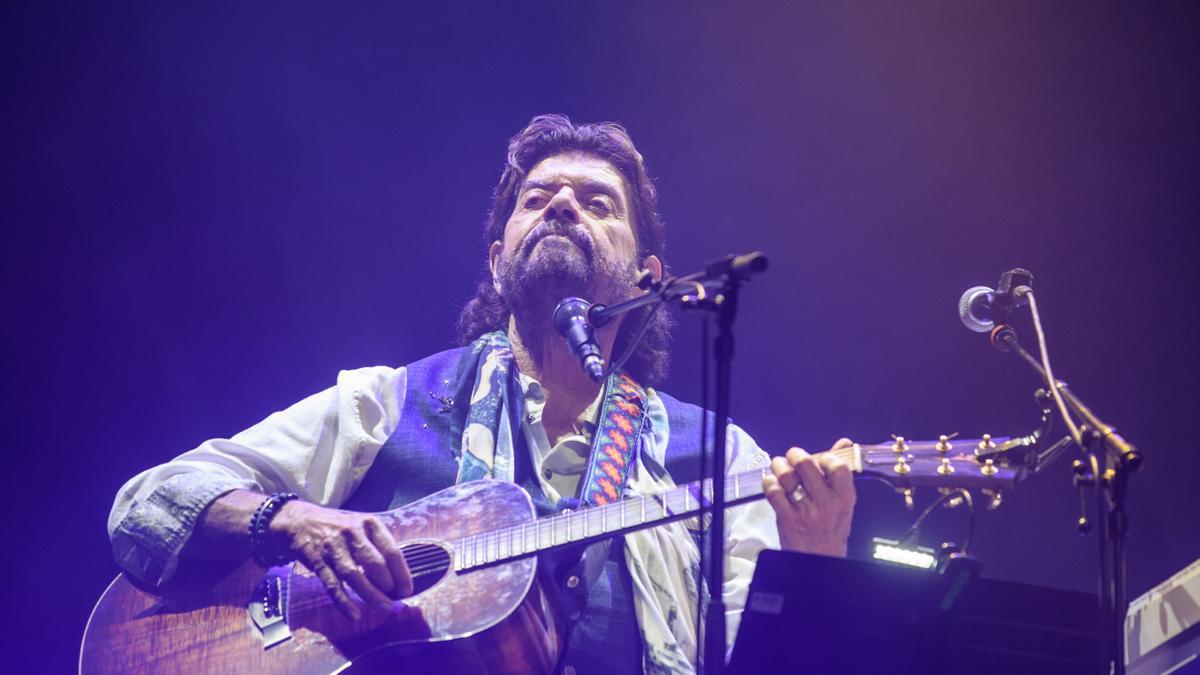 Alan Parsons, a la guitarra, durante una parte de su concieto
