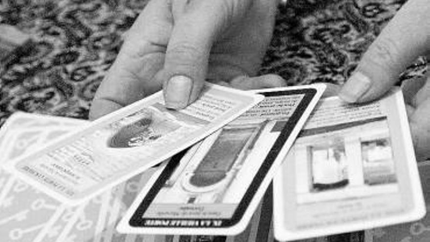 Una mujer, con las cartas del tarot.