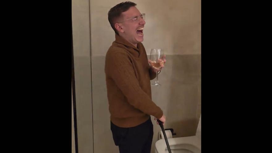 Está haciendo un 'house tour' y cuando llega al baño pasa algo que han visto 2 millones en TikTok