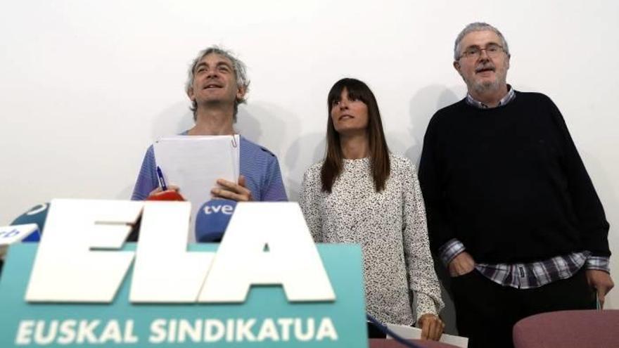 El secretario general de ELA Adolfo Muñoz &quot;Txiki&quot; (d), junto a los miembros de este sindicato Mikel Noval y Janire Landaluze