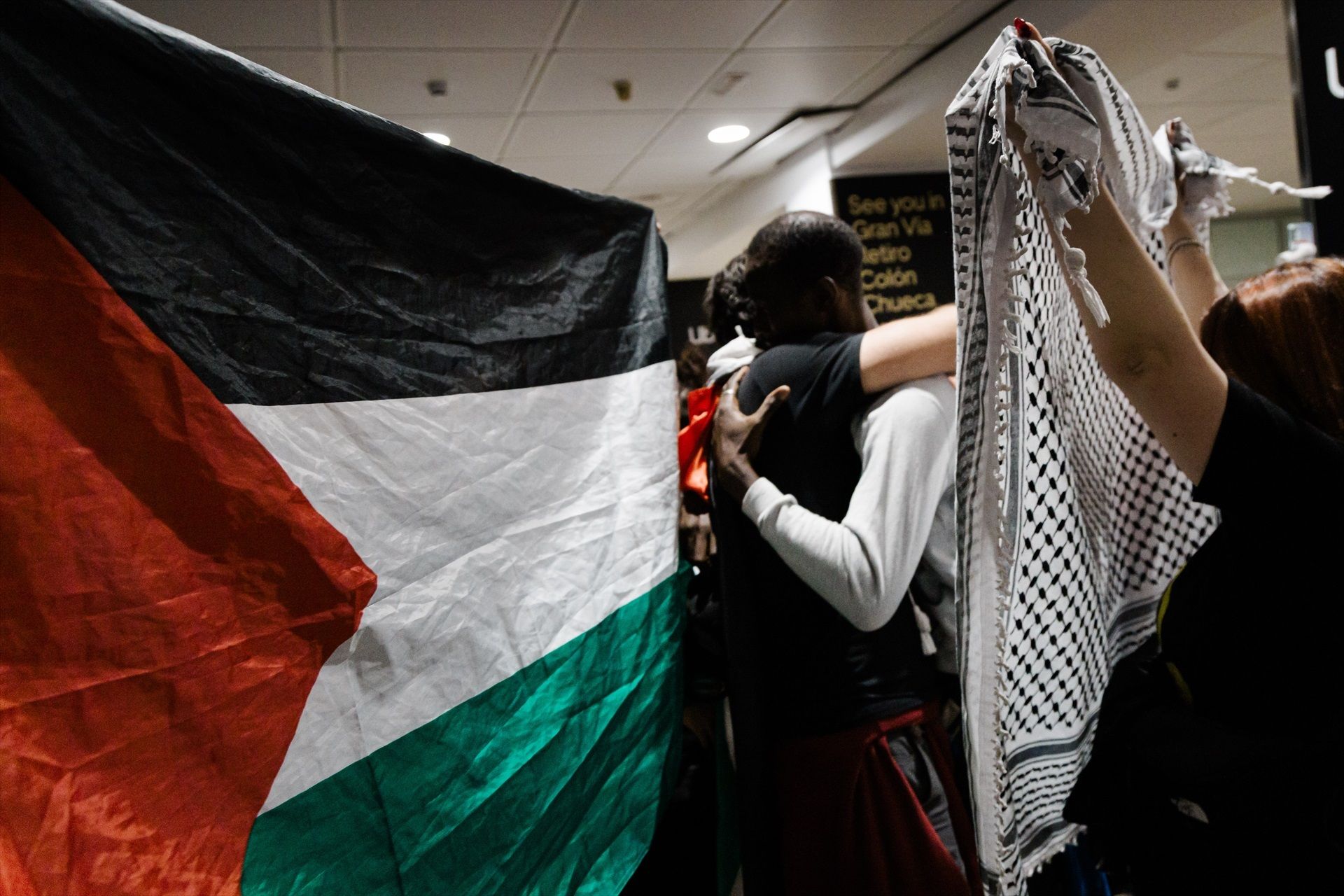 Llegada de los 27 integrantes de la flotilla a Gaza a los aeropuertos de Madrid, Bilbao y Barcelona