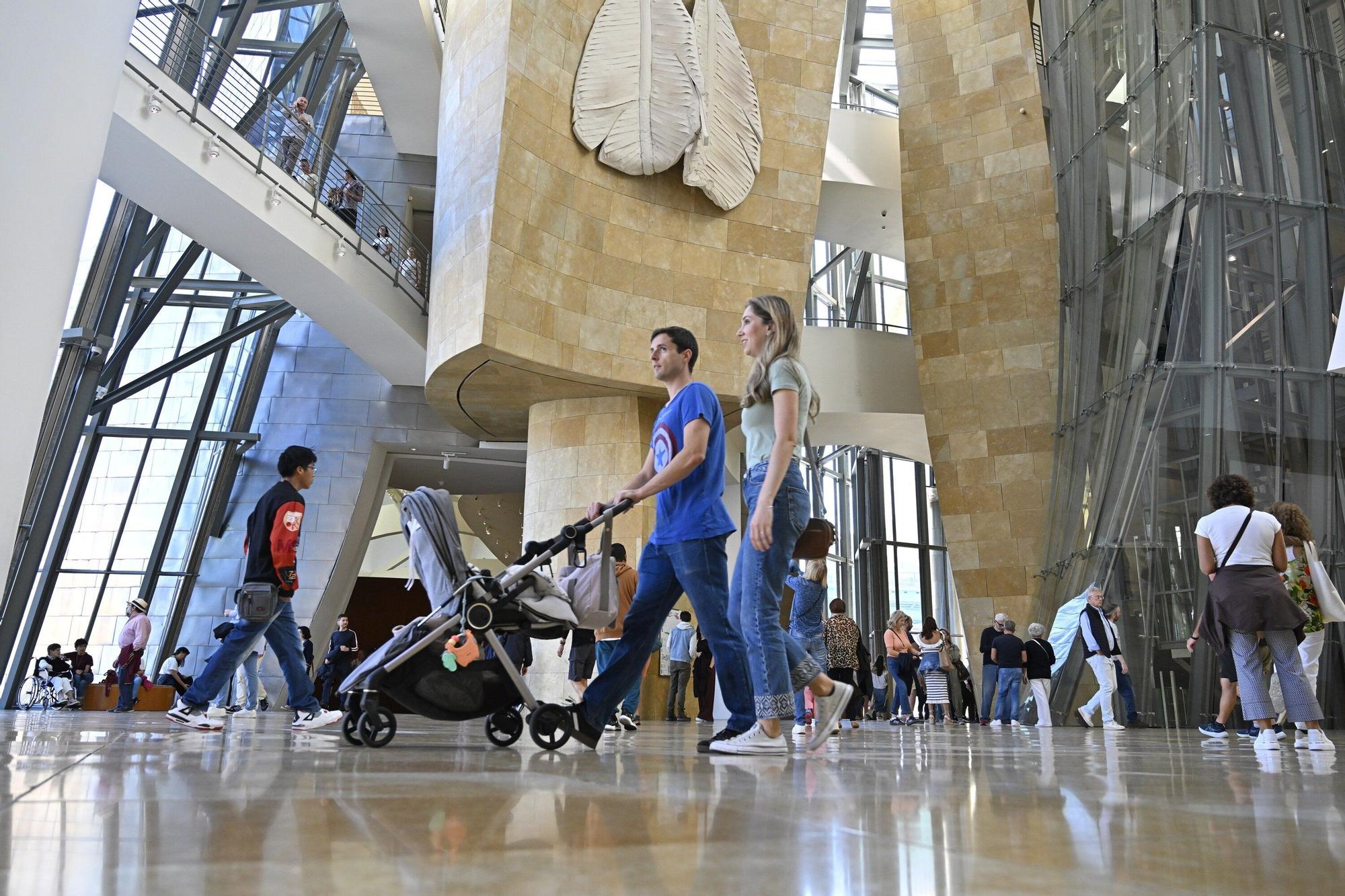 El Museo Guggenheim acoge a miles de visitantes en su 28º cumpleaños