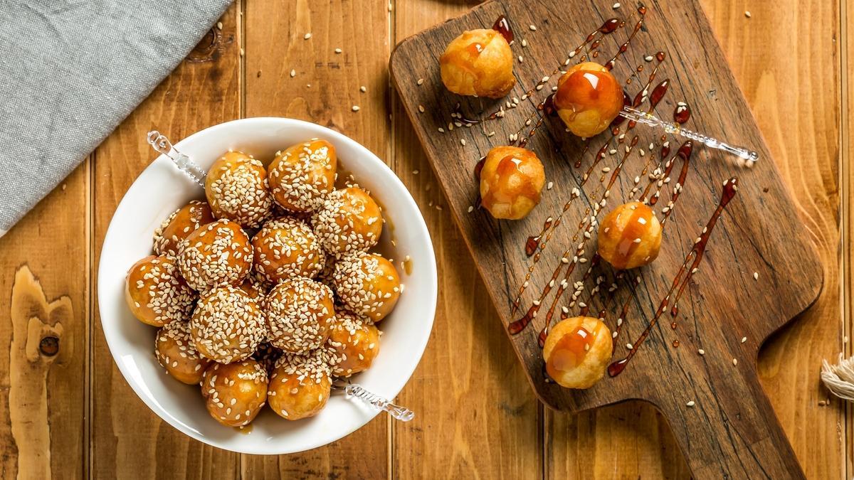 Luqaimat cubierto con semillas de sésamo.