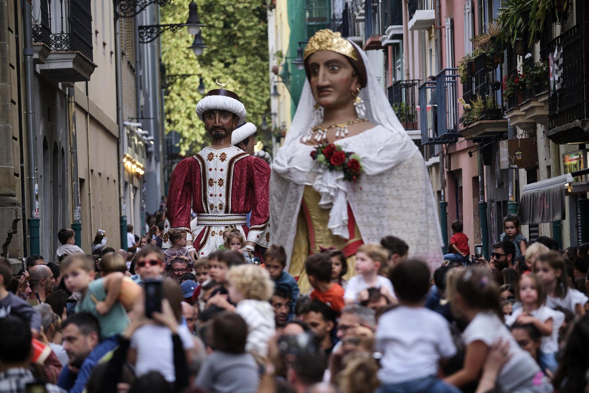 Comparsa de Gigantes y Cabezudos por San Fermín Txikito