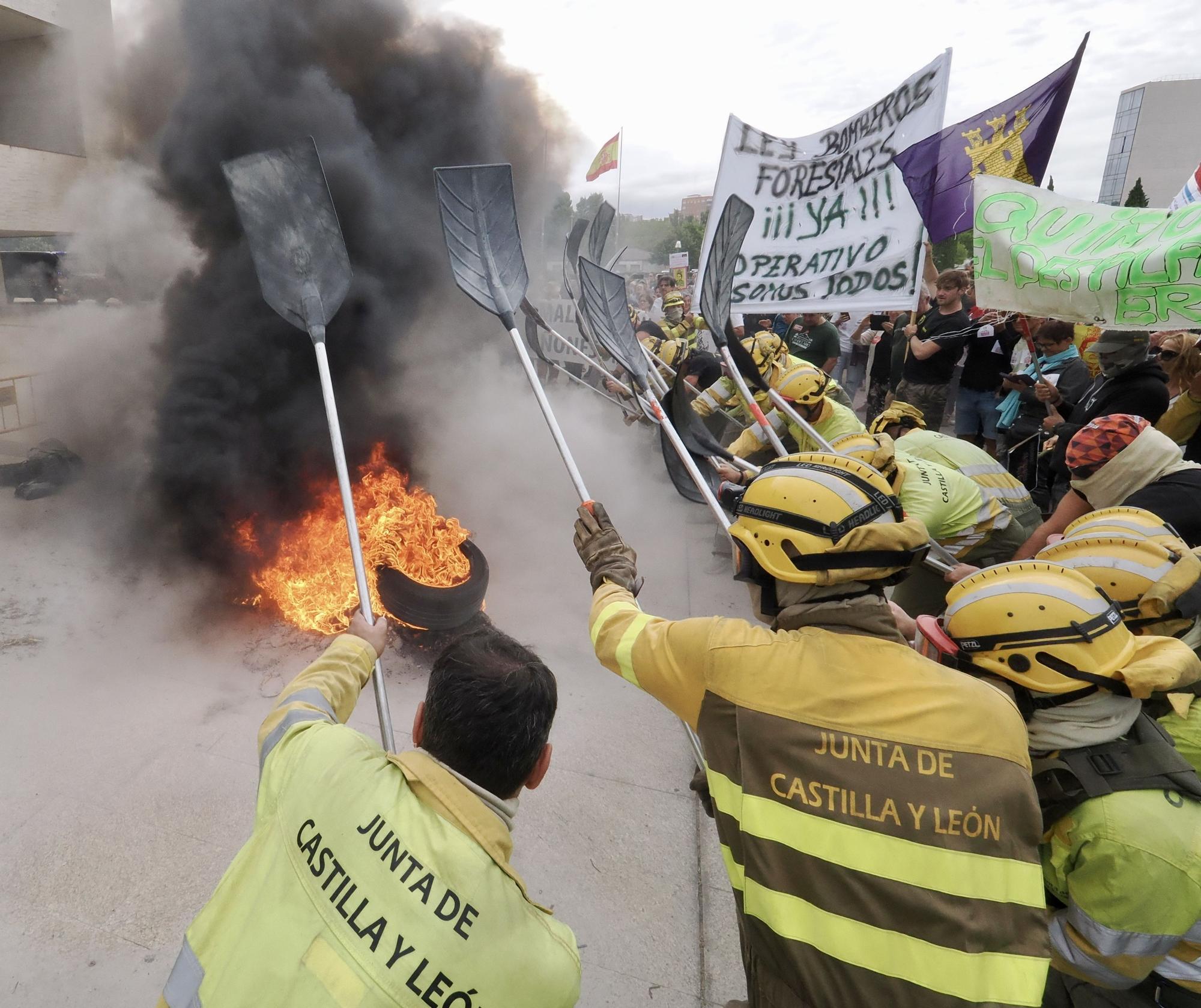 Bomberos forestales protestan frente a las Cortes de Castilla y León durante la comparecencia de Mañueco