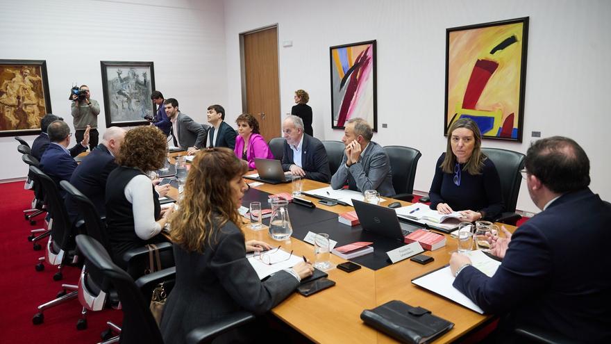 Fotos de la mesa y junta de Portavoces del Parlamento de Navarra
