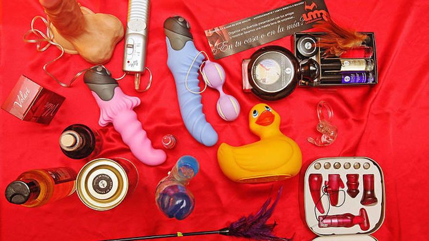 Varios juguetes sexuales (consoladores, vibradores...).