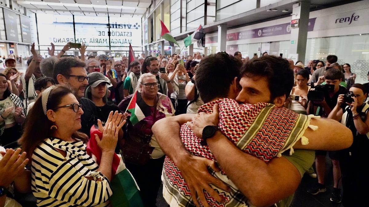 Llegada al aeropuerto de Málaga de algunos de los integrantes de la flotilla.