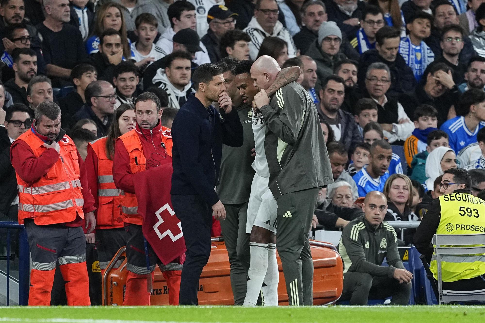 Xabi Alonso se interesa por el estado de Militao cuando el brasileño se retiraba del césped lesionado