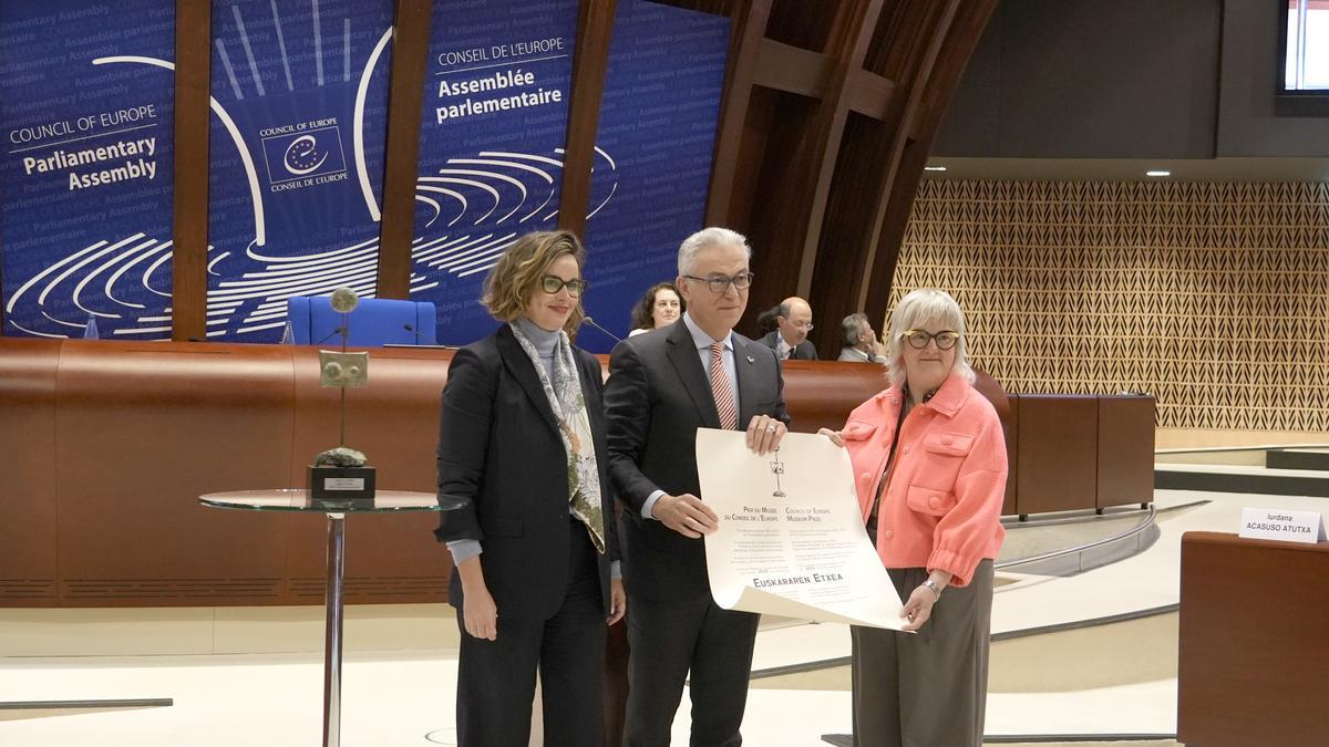 Momento de la entrega del premio mejor museo 2025 a Euskararen Etxea por el Consejo de Europa.