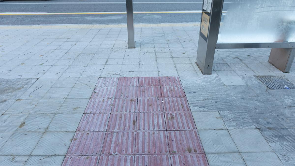 Nuevo pavimento de baldosa.