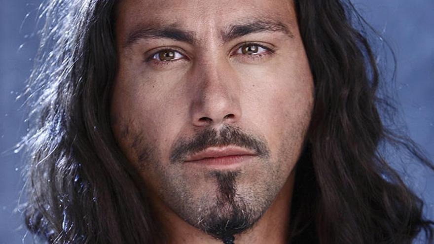 Ángel muestra el simbólico maletín &#039;valorado&#039; en 350.000 euros que le acredita como ganador de la edición más larga del popular programa.