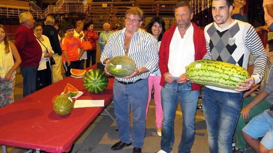 Los ganadores, con las espectaculares piezas de fruta.