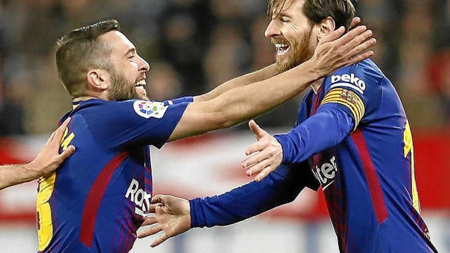 Messi y Luis Suárez frustran al Sevilla
