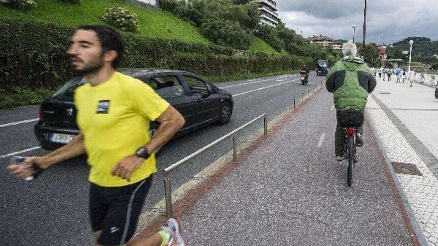 El Consistorio cree peligroso permitir correr por los bidegorris