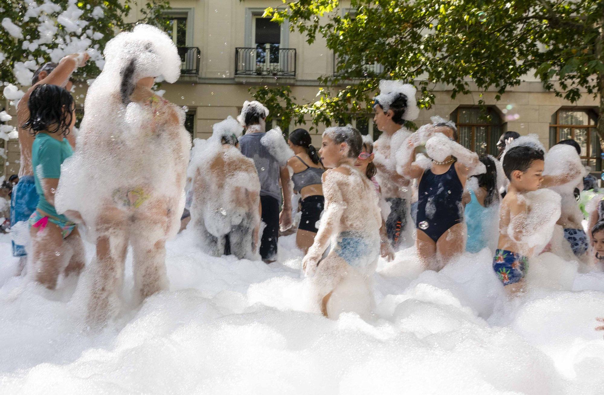 En imágenes: ¡Un baño de espuma refresca a los más txikis!