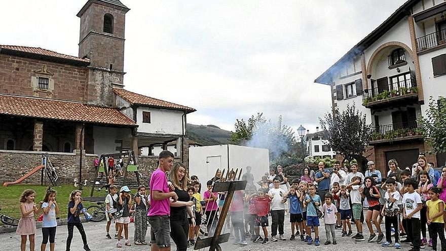 Elbete lanza su primer cohete y levanta dos chopos en el inicio de sus fiestas