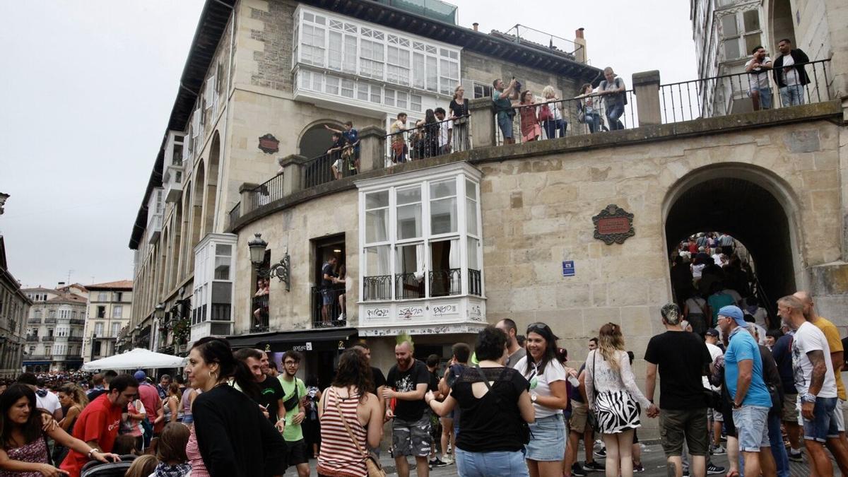 Ambiente de fiesta en Kutxi y alrededores