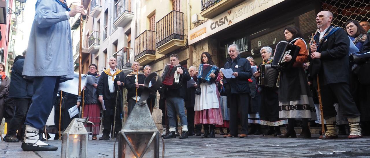 Chupinazo al ritmo de los coros de ‘Etxegiña’  en Elgoibar