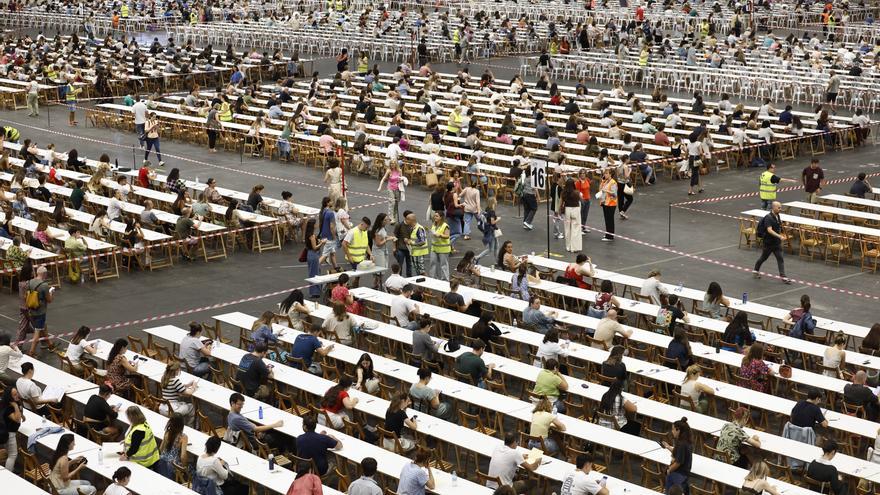 Esperanza, nervios y miles de aspirantes: arrancan las oposiciones de Osakidetza en el BEC