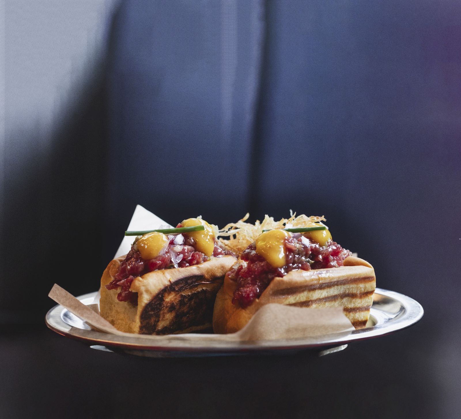 Platos como el brioche de steak tartare.