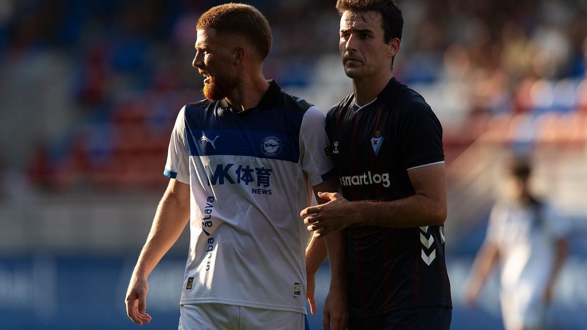 Carlos Vicente cuerpea con un rival durante el partido.