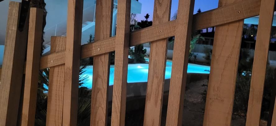 Lo rompedora piscina Mediterranean Sea, diseñada por una constructora donostiarra, para un hotel en Menorca