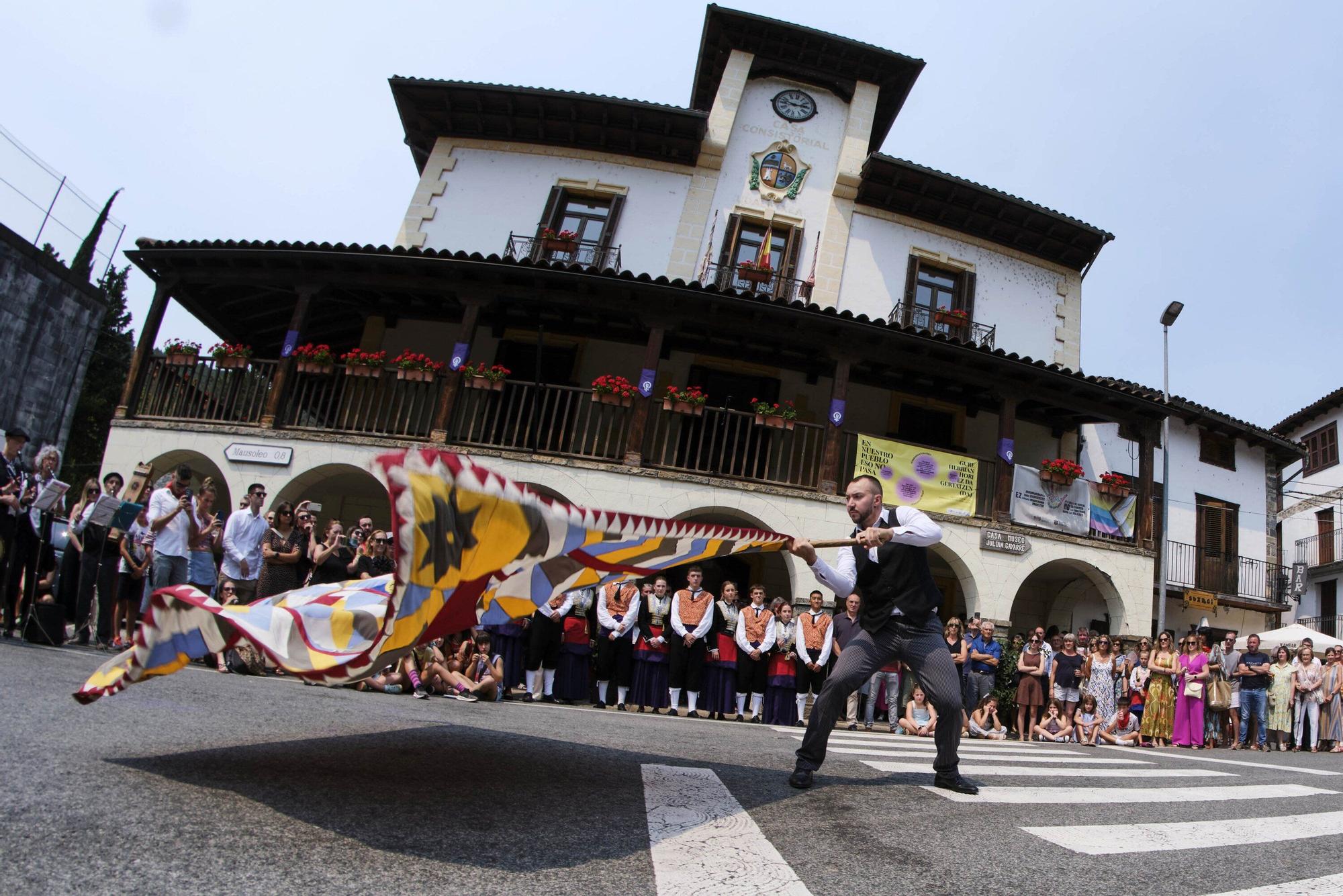 Fotos del tradicional baile de la bandera en fiestas de Roncal 2025