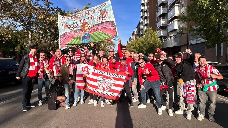 La peña Gainza de Minglanilla, a ritmo de rock en la previa del Levante-Athletic