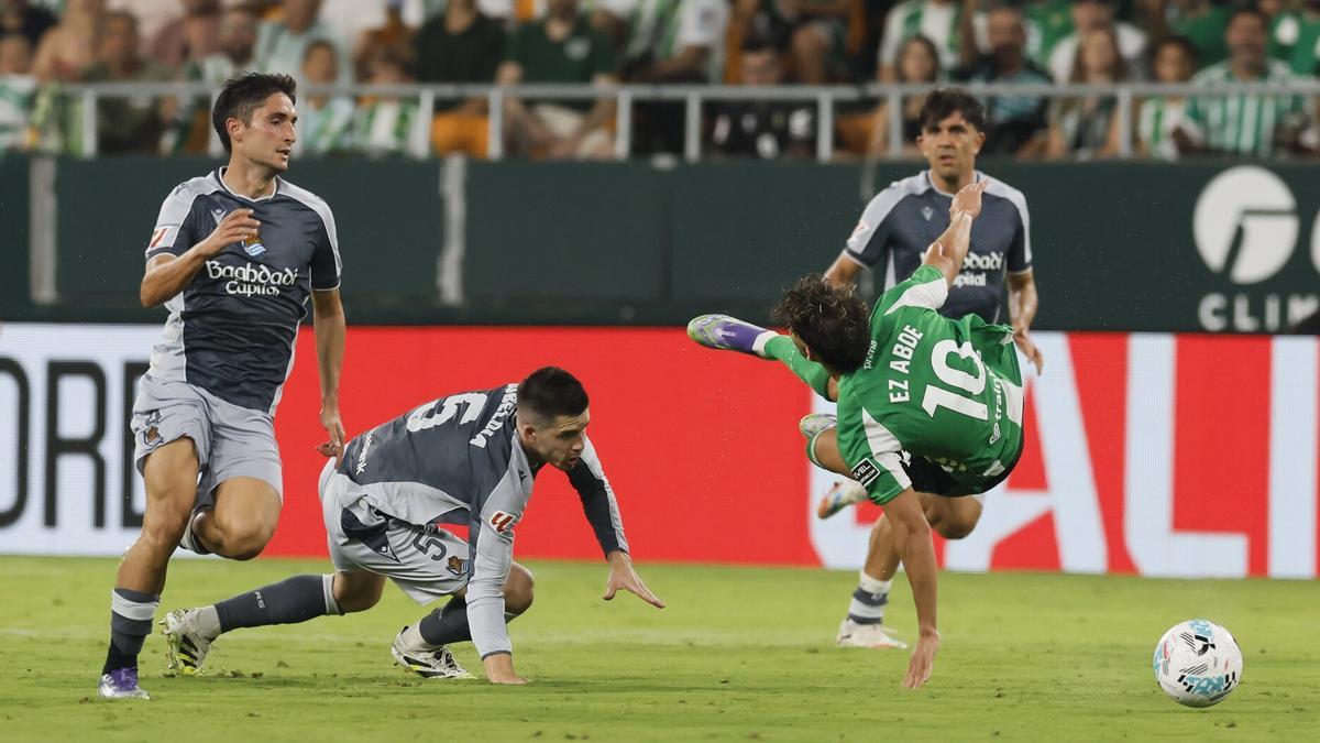 Gorrotxategi, Zubeldia y Aramburu, en una acción del duelo ante el Betis.
