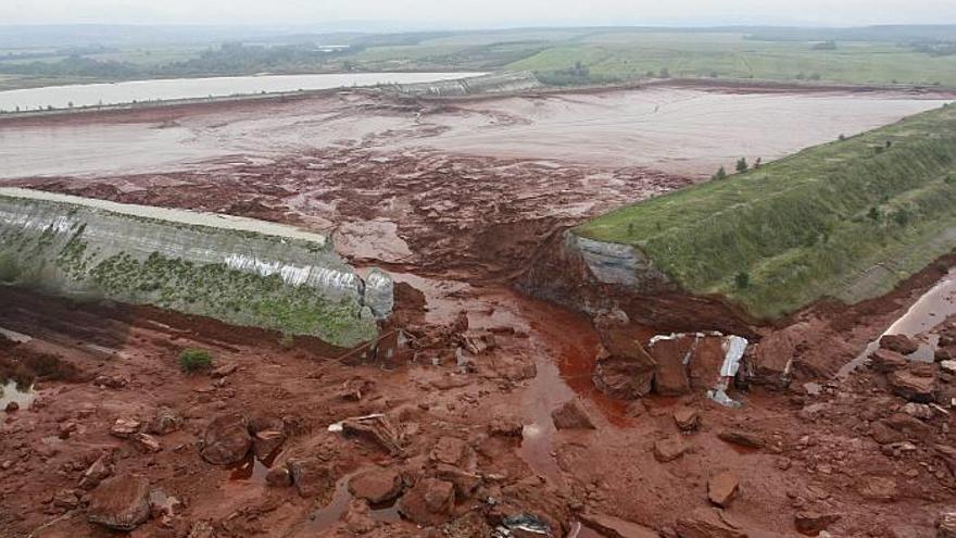 Vista aérea tomada hoy martes 5 de octubre de 2010 del dique de una empresa de aluminio que contenía &quot;barro rojo&quot;, una sustancia química muy corrosiva y alcalina, y que se rompió cerca de la localidad de Ajka (Hungría).