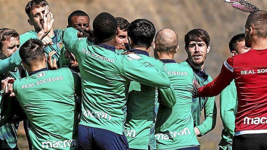 Los jugadores de la Real hacen pasillo ayer a Mikel Oyarzabal por su cumpleaños. Foto: R.S.