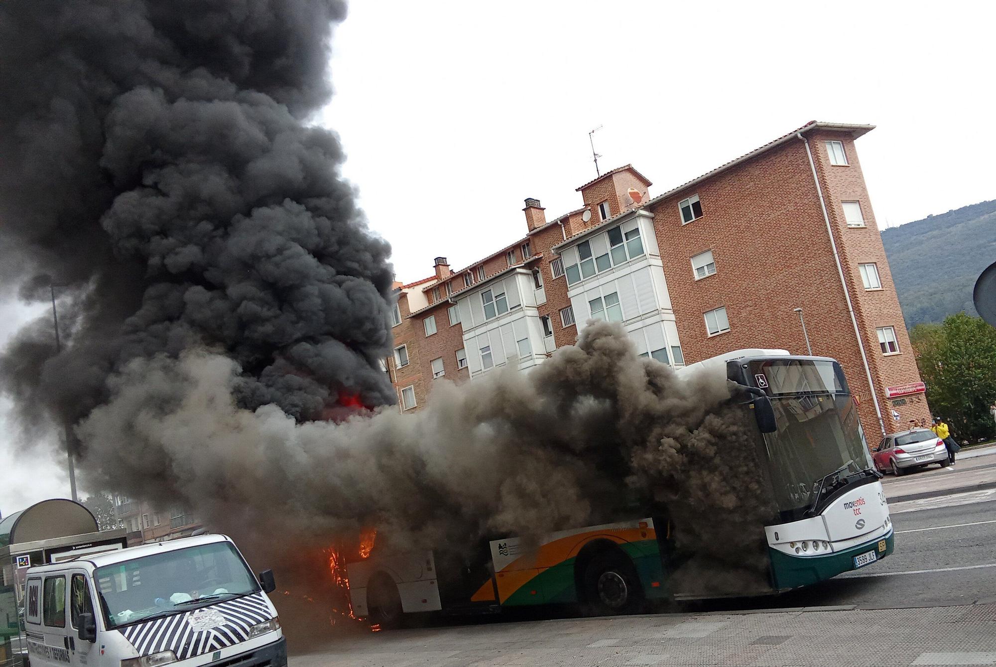 Fotos de la villavesa ardiendo en Berriozar