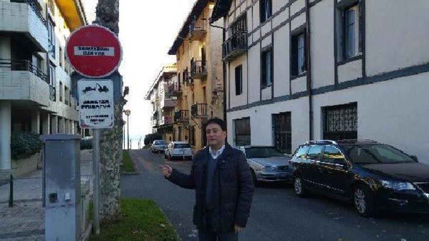 El alcalde de Zarautz, Xabier Txurruka, en Matxitxako kalea.
