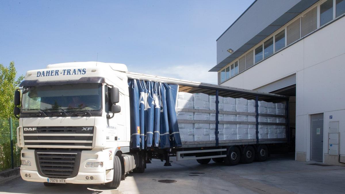 Un camión sale de las instalaciones de Aislanat, donde transforman papel de periódico en celulosa.