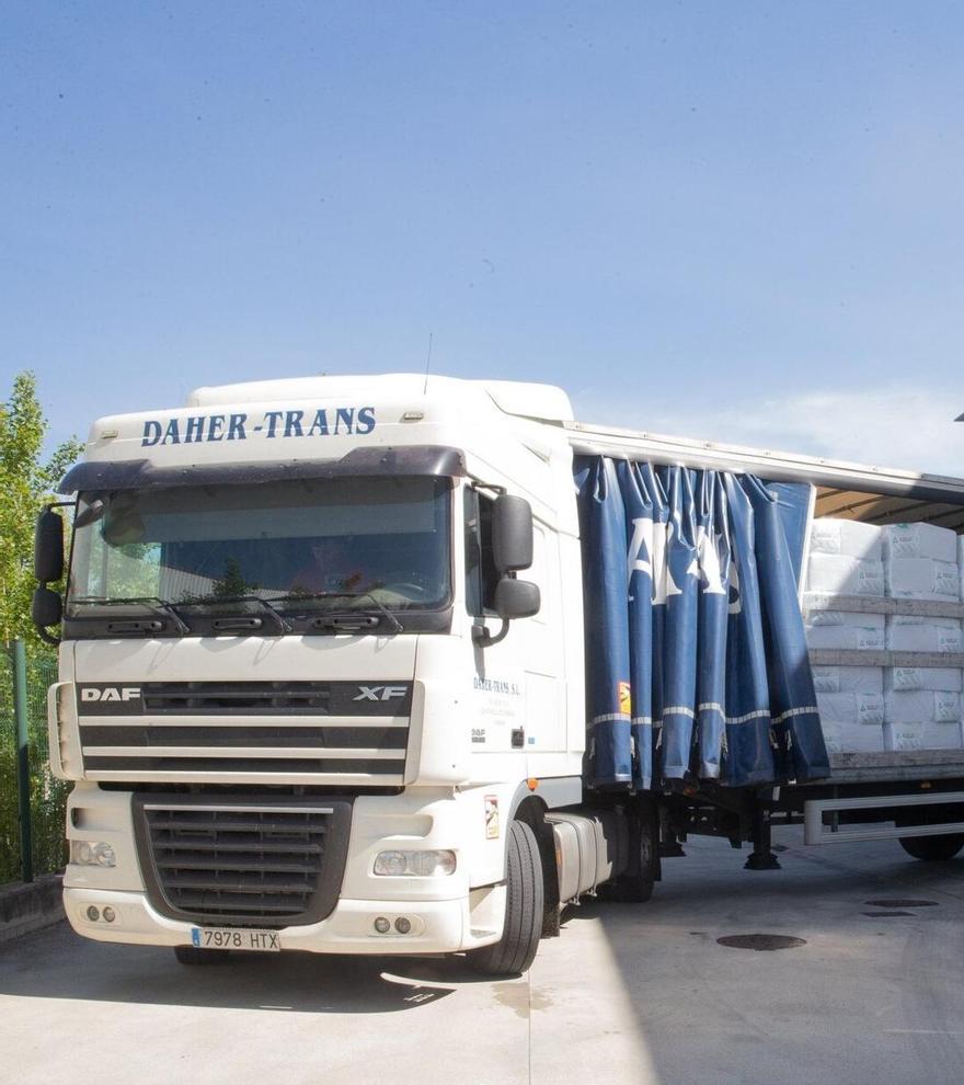 Un camión sale de las instalaciones de Aislanat, donde transforman papel de periódico en celulosa.