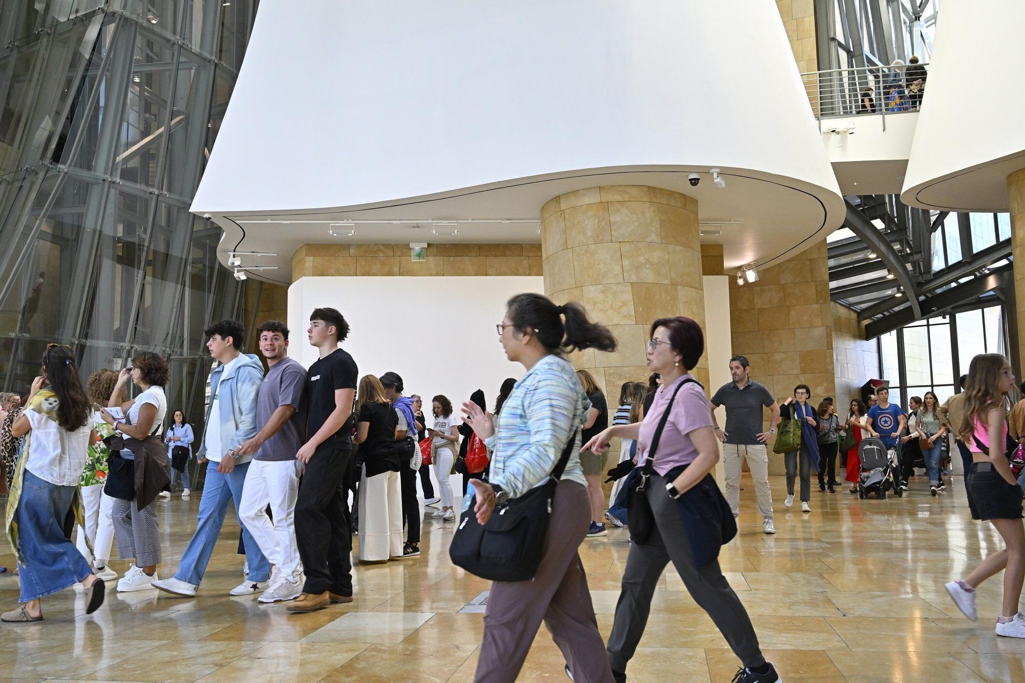 El Museo Guggenheim acoge a miles de visitantes en su 28º cumpleaños