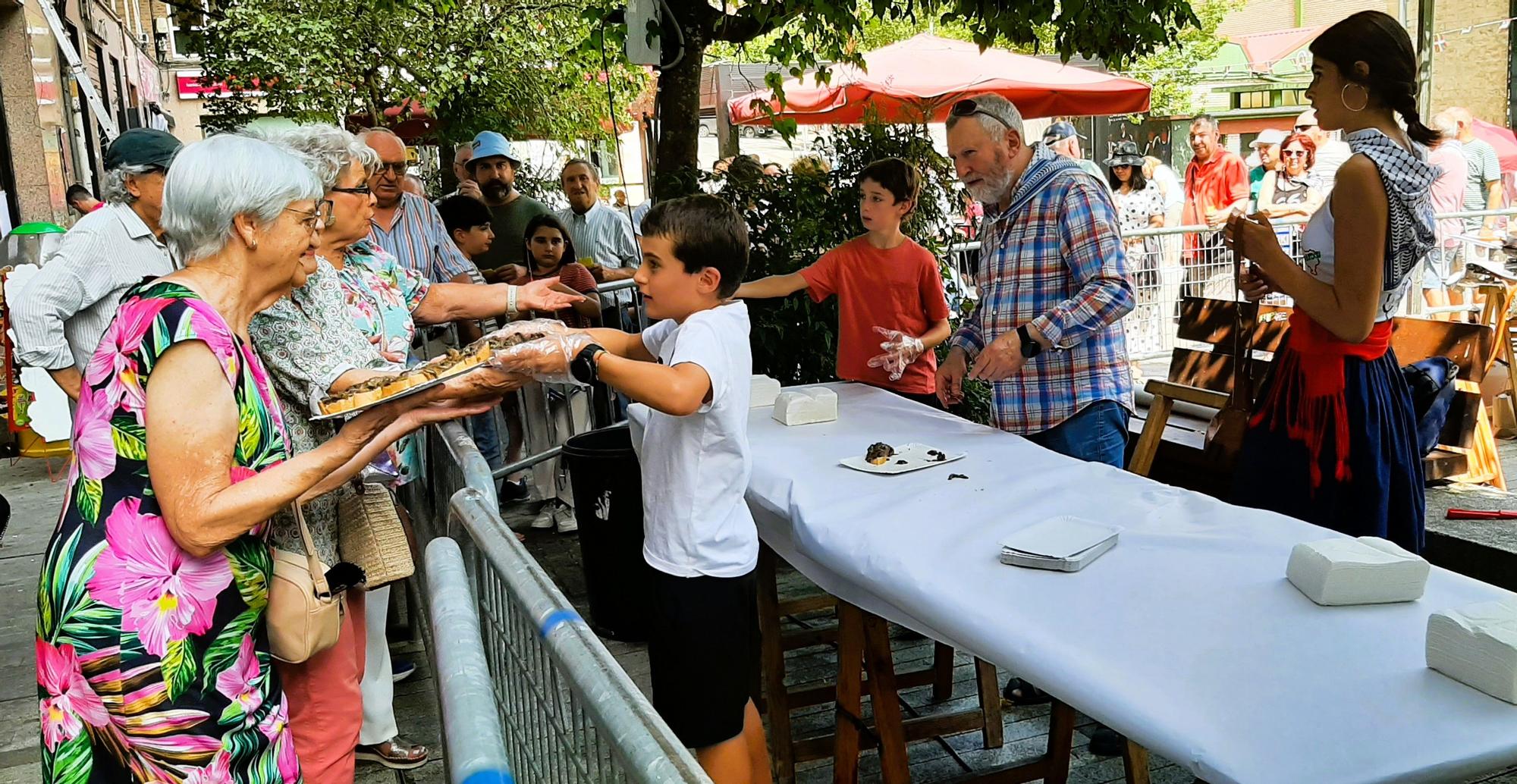 La cola para hacerse con un pintxo de la degustación de setas volvió a ser larga