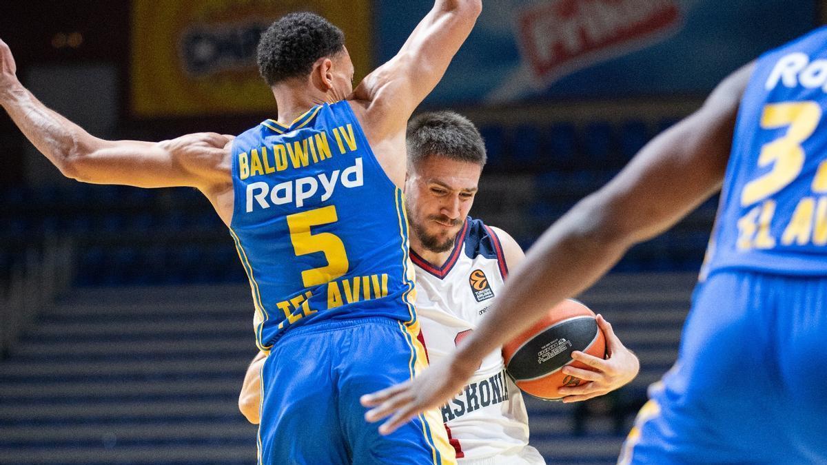 Marinkovic intenta superar la defensa del exbaskonista Baldwin