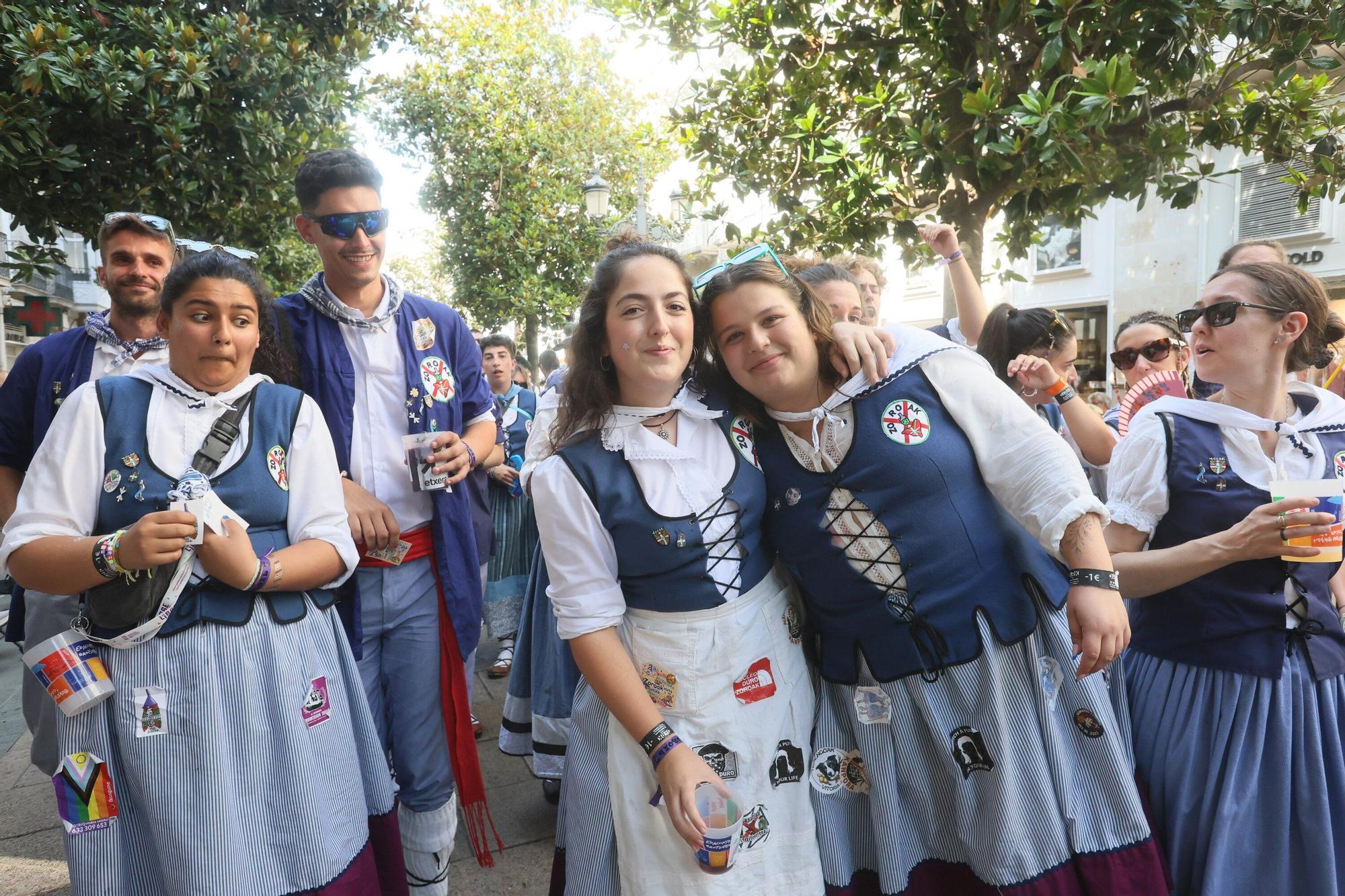 En imágenes: Blusas y neskas desfilan en el segundo paseíllo