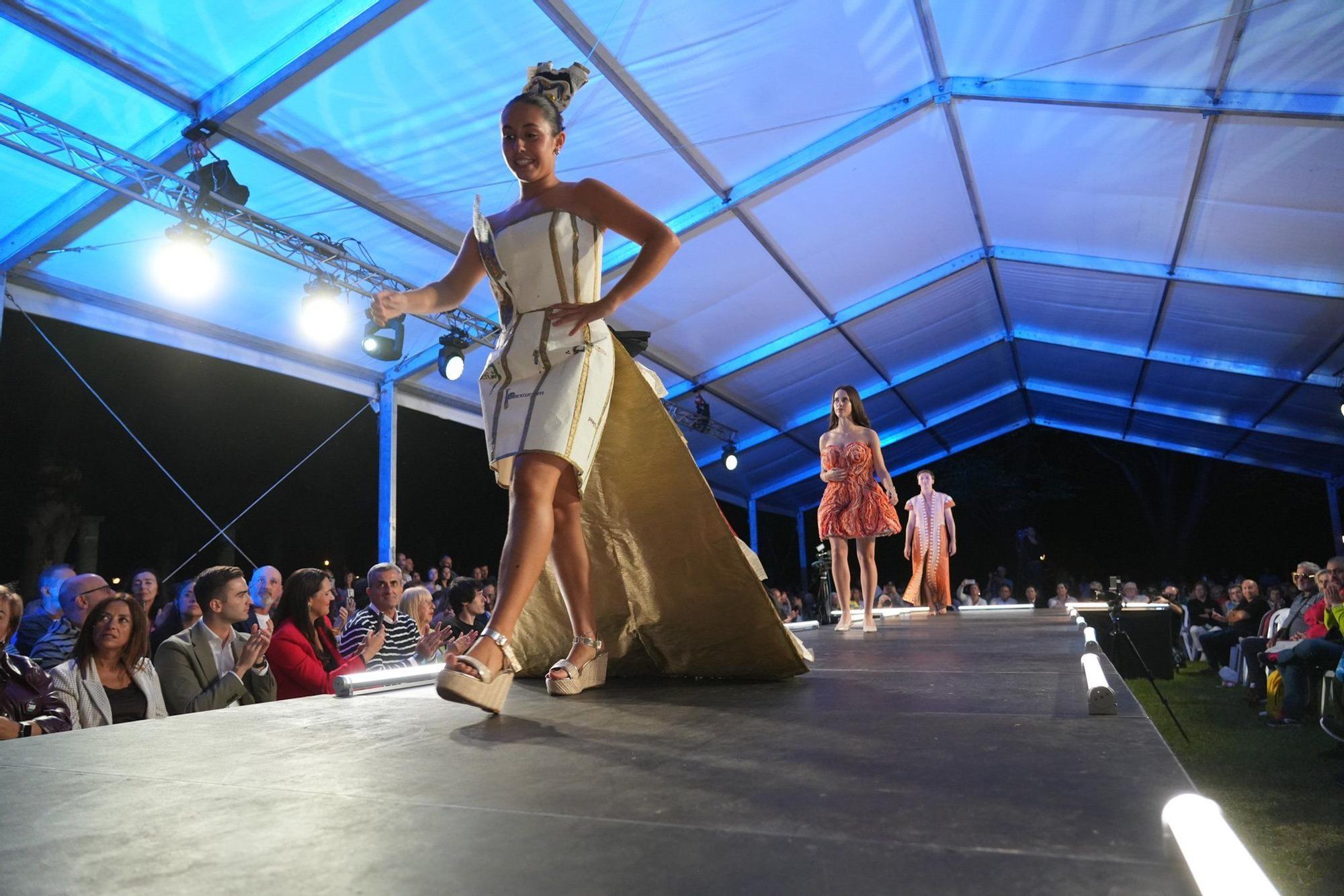 En imágenes: así ha sido el desfile de Vestidos de Papel de Güeñes