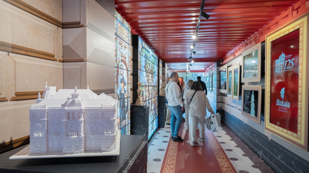 Interior del contenedor ubicado frente al Palacio Foral