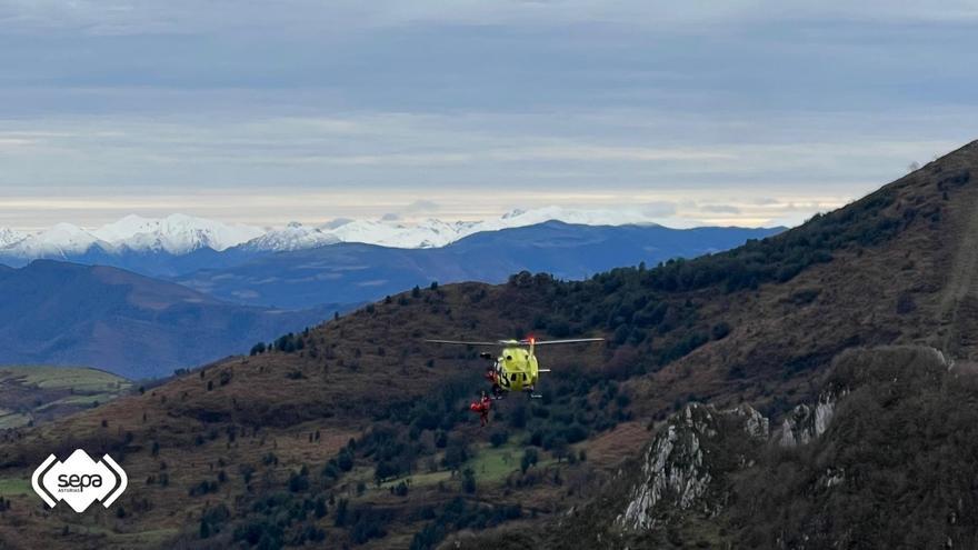 Encuentran el cadáver de un hombre que se cayó por un talud cuando paseaba por una senda en Asturias