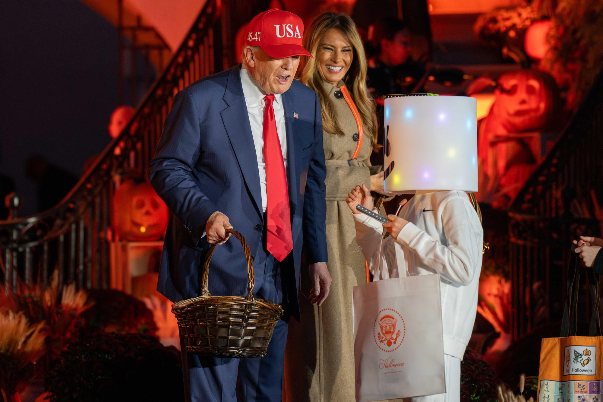 Melania y Trump se rinden ante Halloween: dulces, niños y calabazas en la Casa Blanca