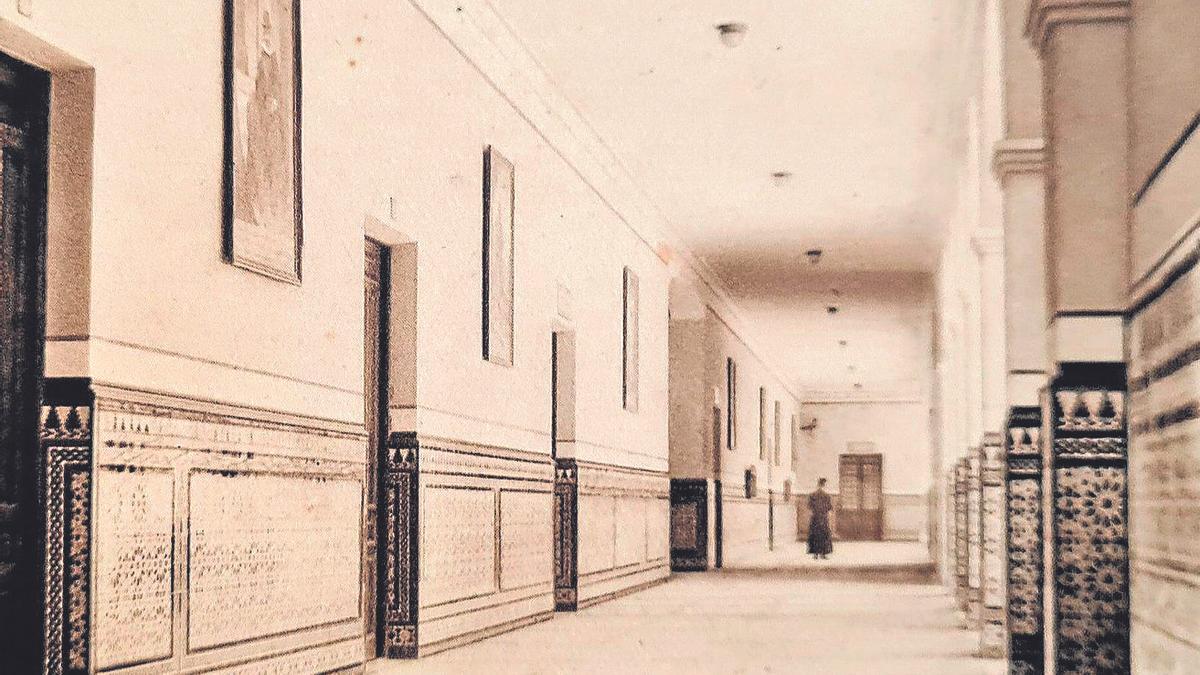 Pasillo de las instalaciones del colegio Jesuitas de Tudela hace décadas, cuando sucedieron los hechos denunciados.